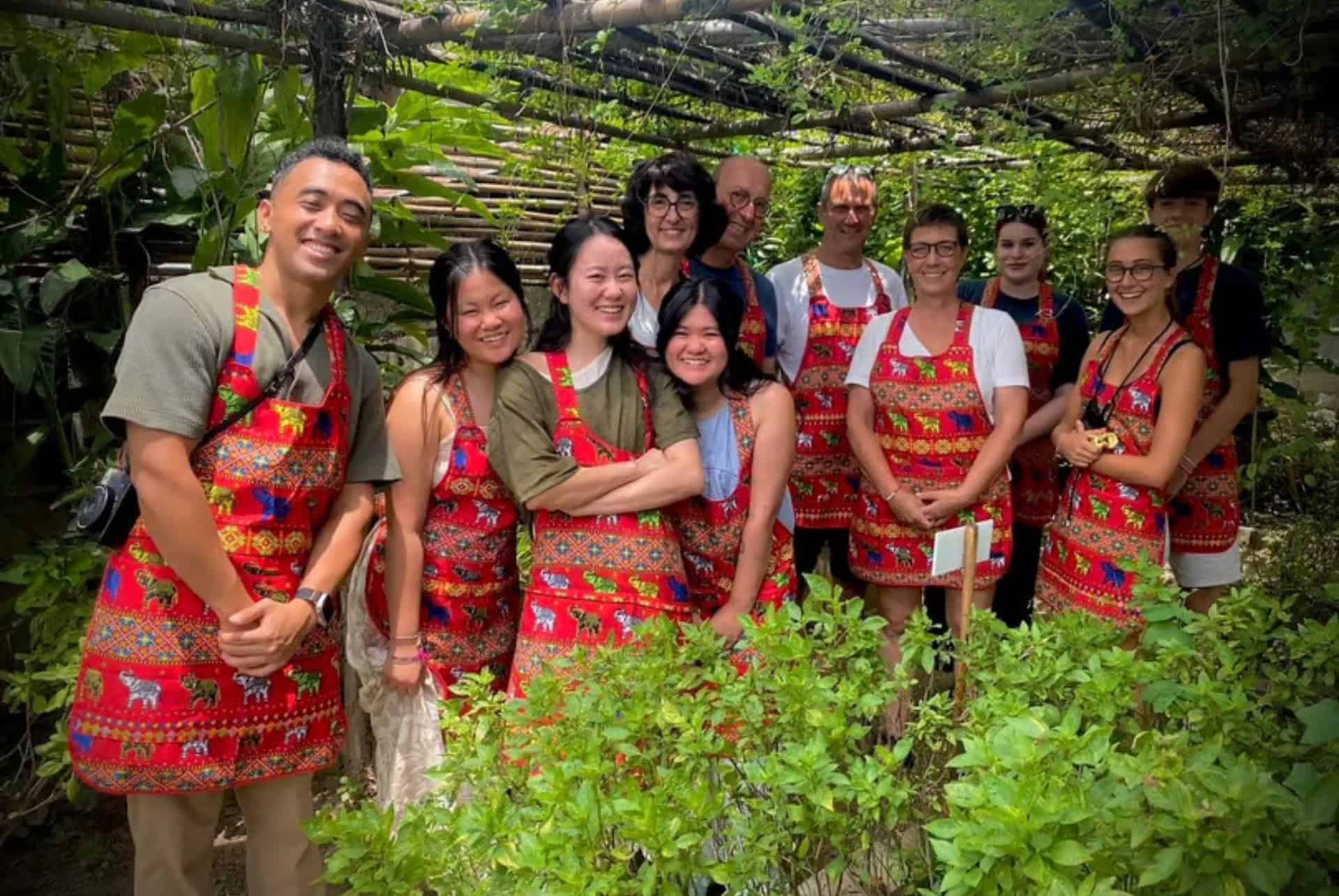 atelier cuisine dans un potager biologique a chiang mai