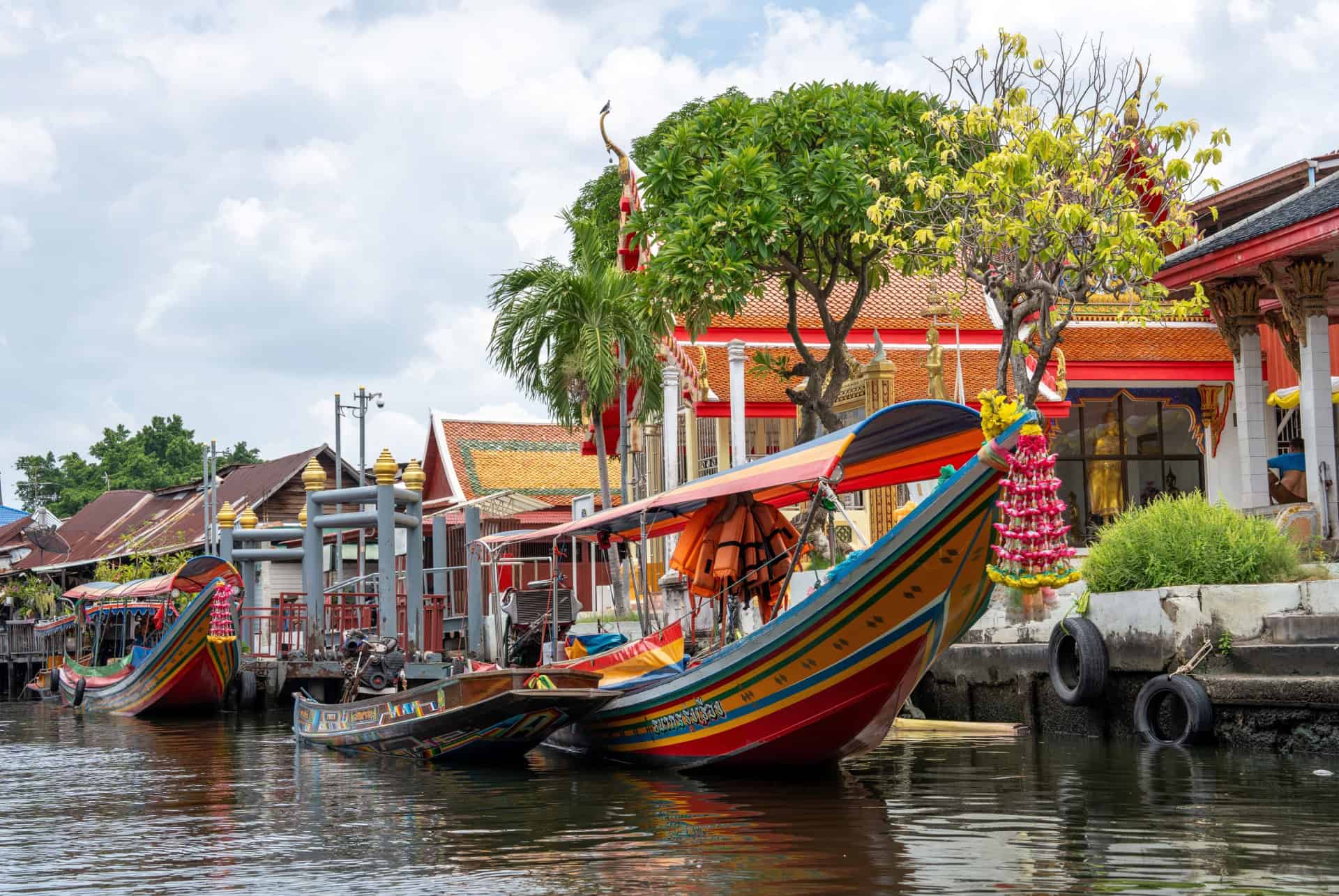 bateau a longue queue sur le fleuve cha phraya a bangkok