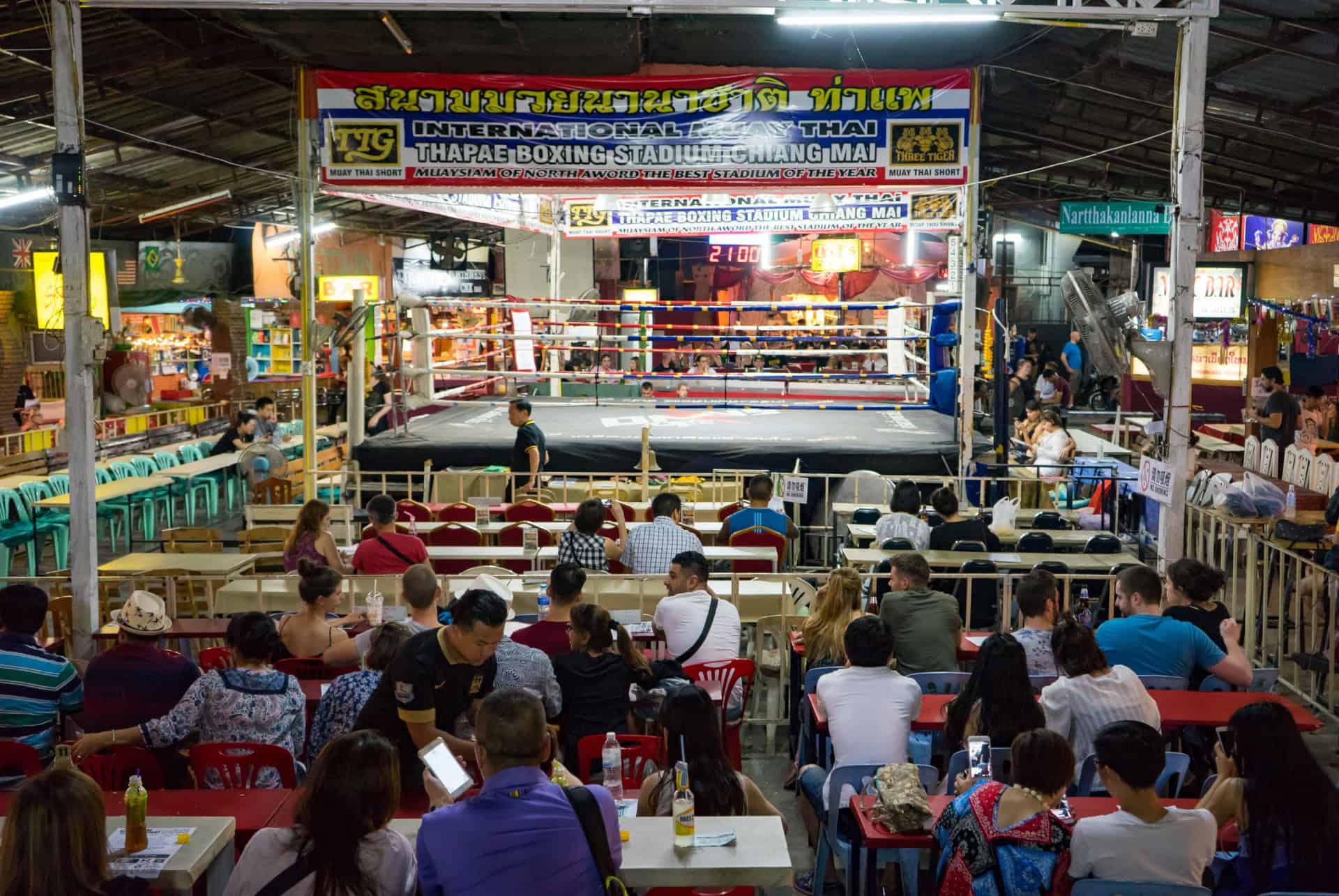 combat de boxe au thapae boxing stadium