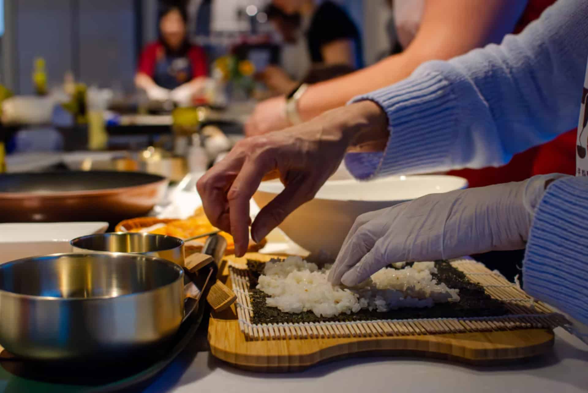 confection de gimbap dans un atelier de cuisine a seoul