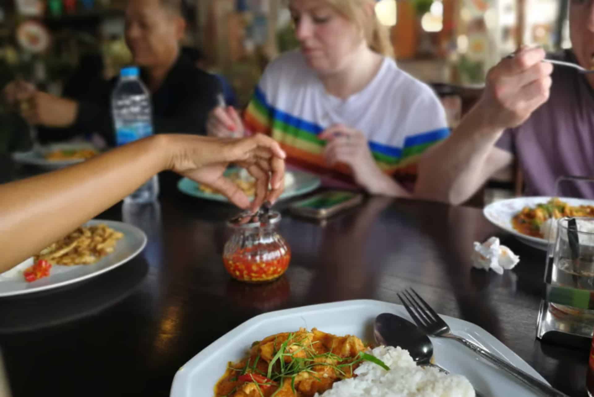 pause dejeuner pendant une excursion a velo dans bangkok