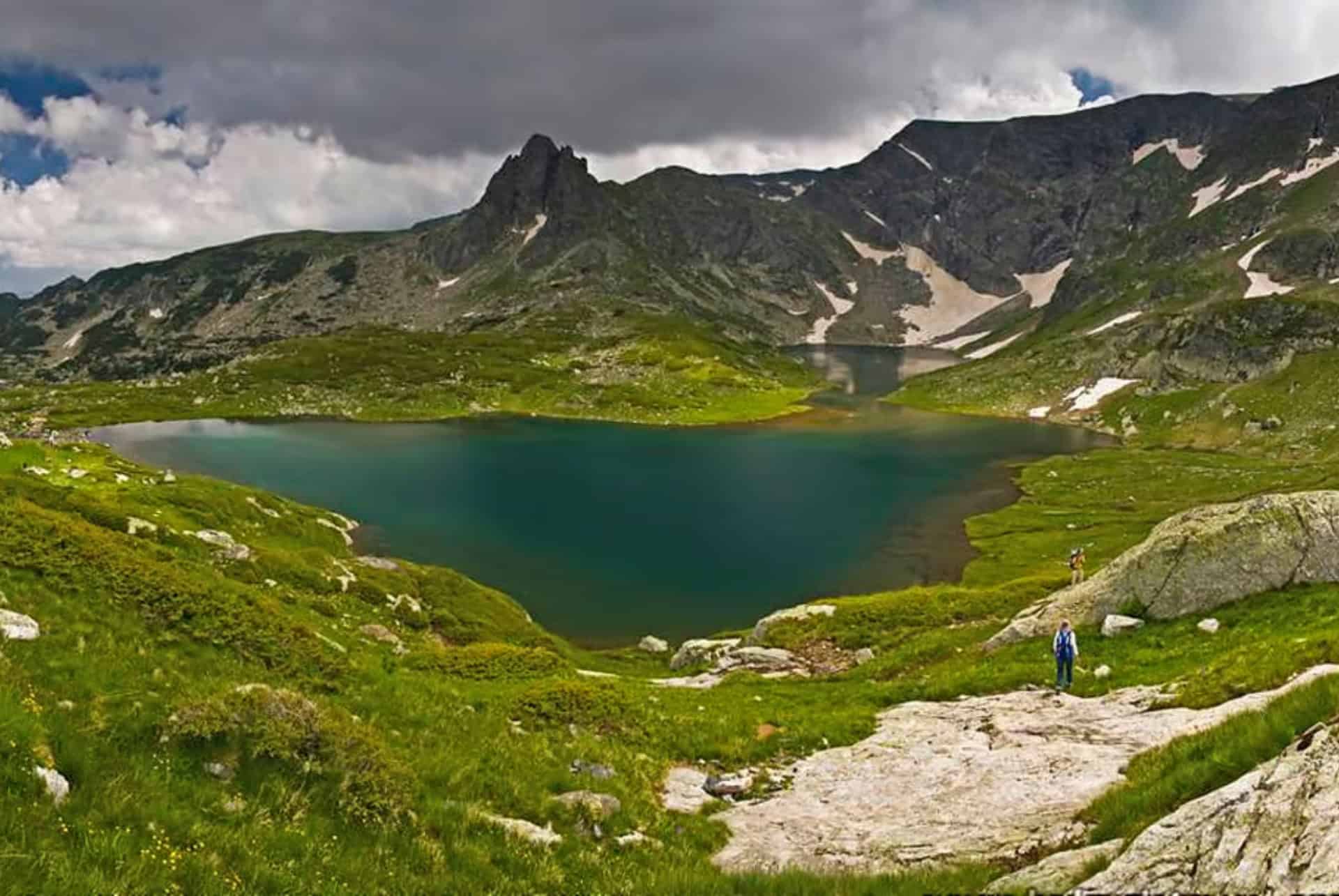 que faire en bulgarie suivre une randonnee aux sept lacs de rila