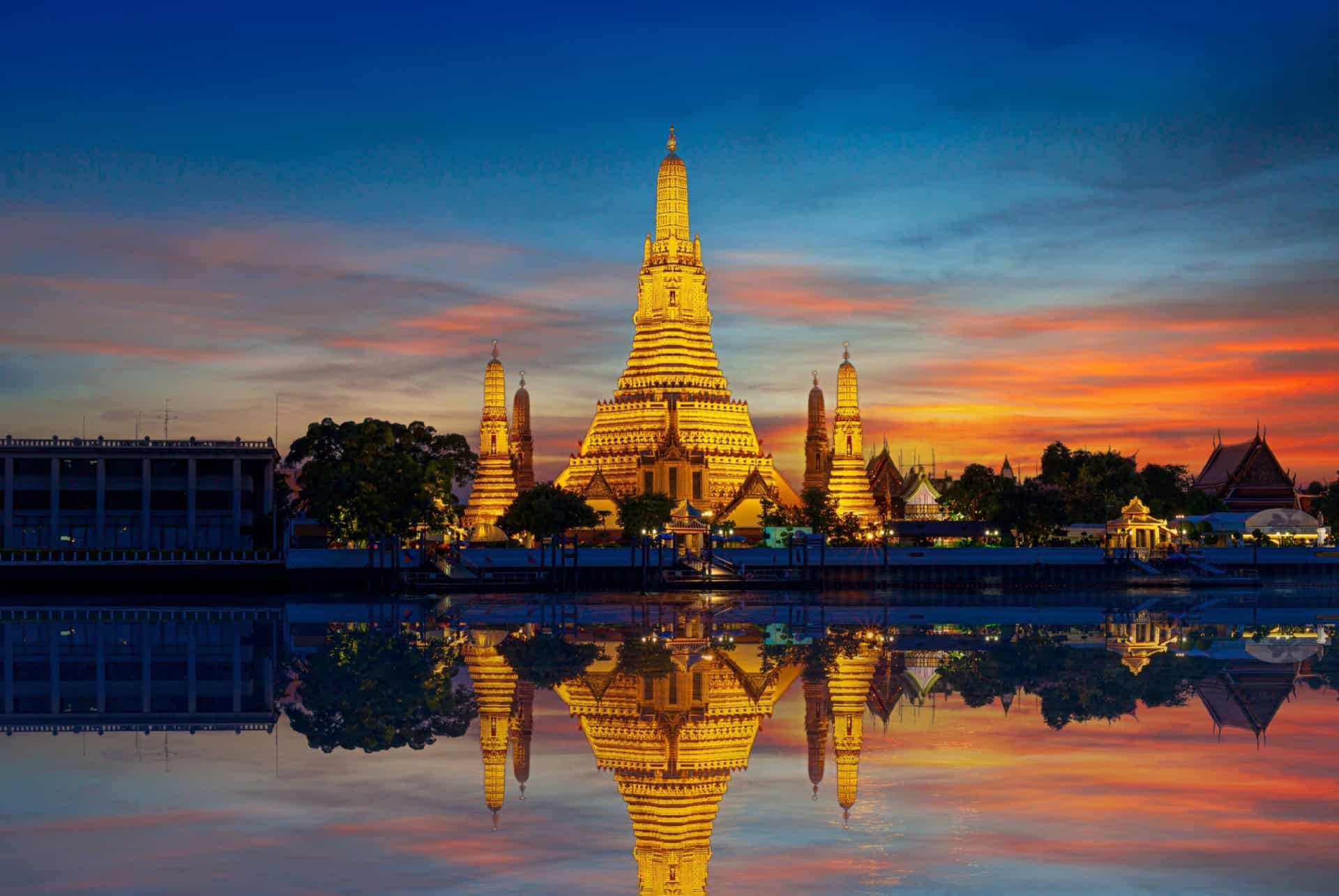 vue sur un temple de bangkok de nuit