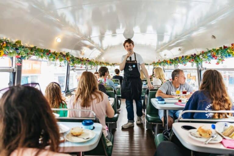 Visite en bus vintage avec thé