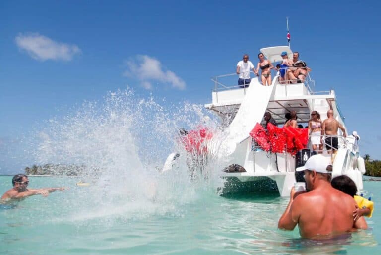 Fête sur un catamaran avec boissons illimitées