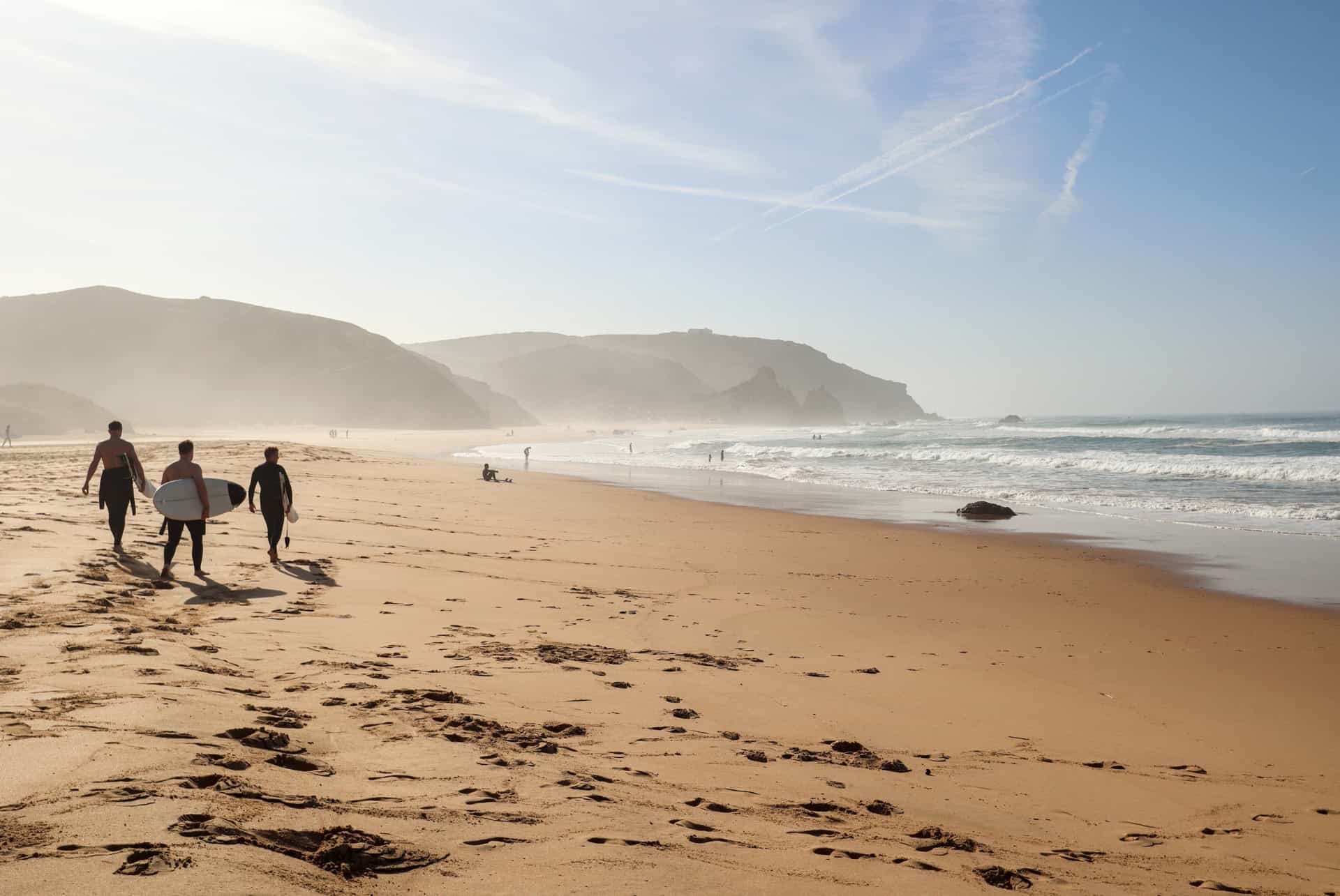 plage et surfeurs en algarve