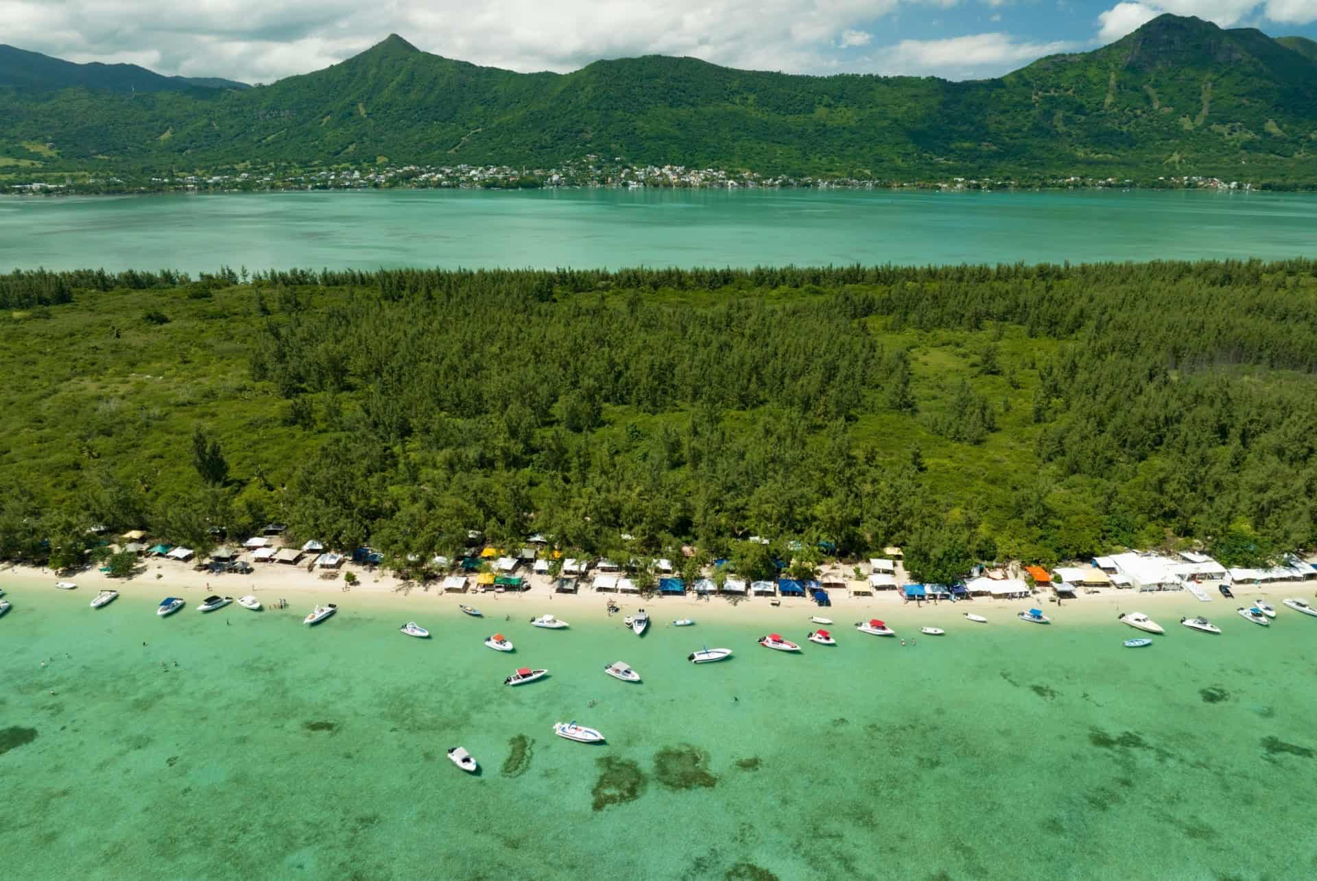 ile aux benitiers ile maurice en mai