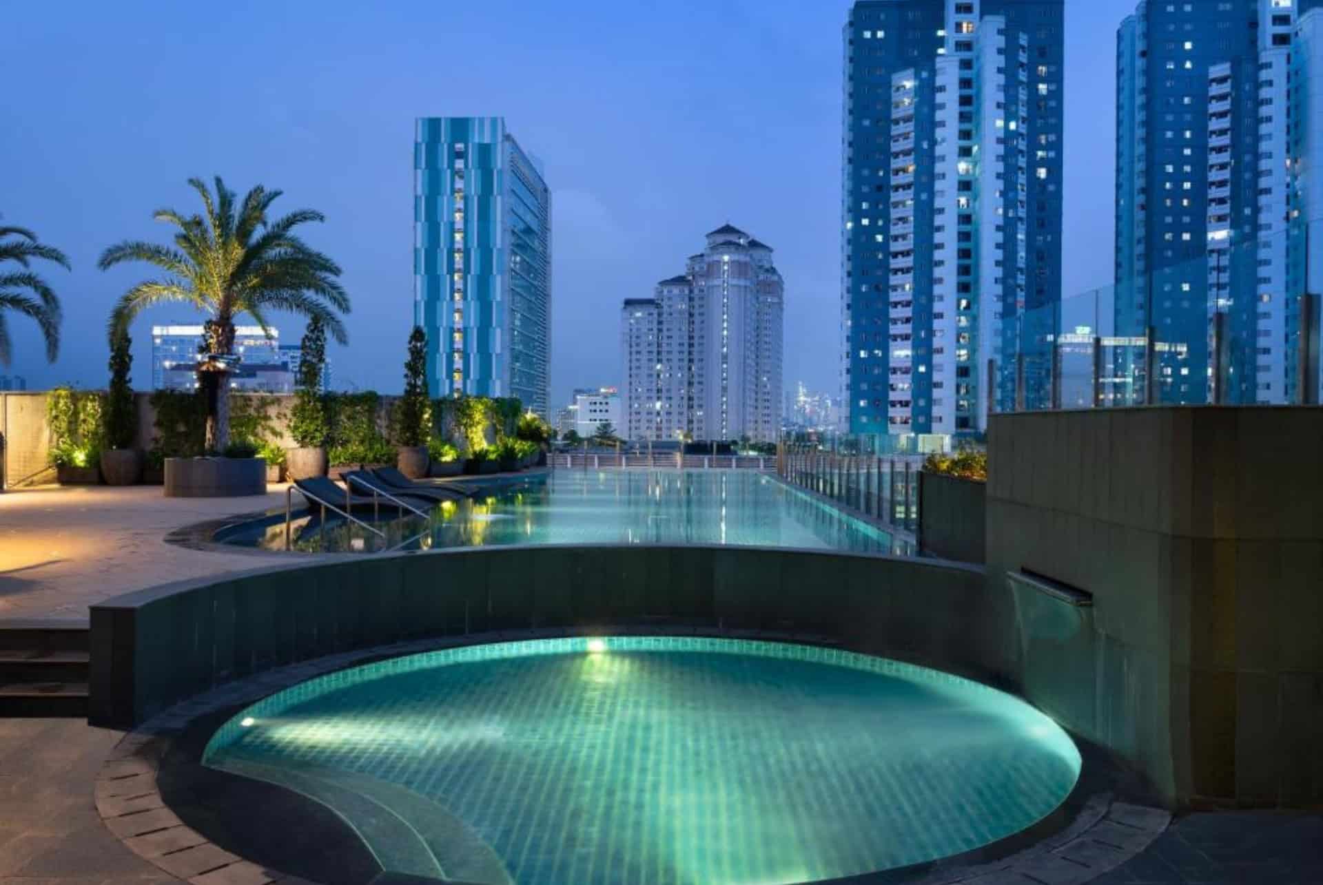 holiday inn and suites jakarta gajah mada